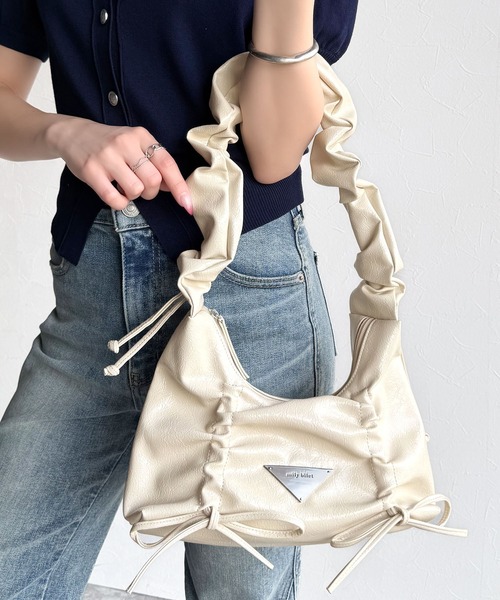 mily bilet（ミウィビレット）の「【mily bilet】見た目以上の収納力。クラッキングエナメル２WAYドロストハンドルリボンデザインハンドバック（ハンドバッグ・レディース・ブラック/アイボリー/シルバー・ONE SIZE）」の2枚目の写真