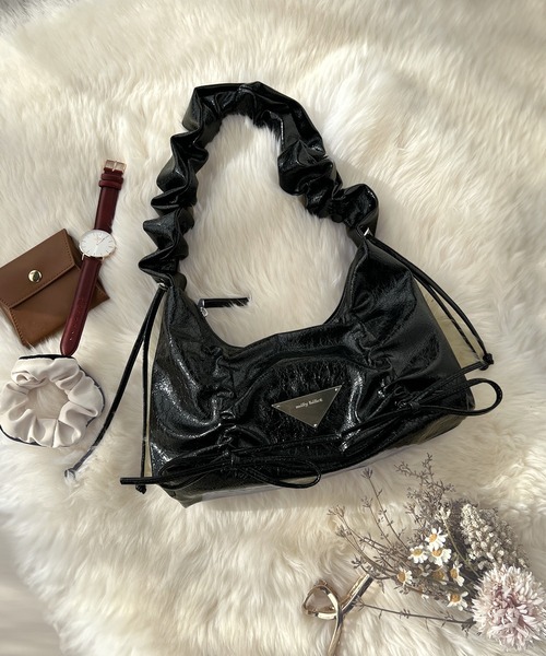 mily bilet（ミウィビレット）の「【mily bilet】見た目以上の収納力。クラッキングエナメル２WAYドロストハンドルリボンデザインハンドバック（ハンドバッグ・レディース・ブラック/アイボリー/シルバー・ONE SIZE）」の11枚目の写真