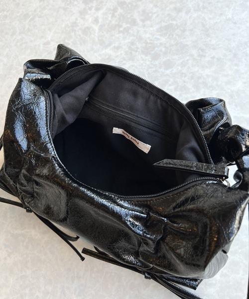 mily bilet（ミウィビレット）の「【mily bilet】見た目以上の収納力。クラッキングエナメル２WAYドロストハンドルリボンデザインハンドバック（ハンドバッグ・レディース・ブラック/アイボリー/シルバー・ONE SIZE）」の13枚目の写真