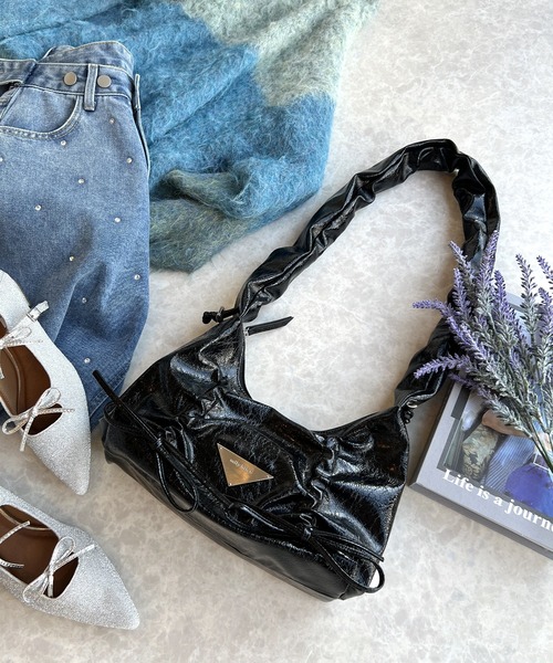 mily bilet（ミウィビレット）の「【mily bilet】見た目以上の収納力。クラッキングエナメル２WAYドロストハンドルリボンデザインハンドバック（ハンドバッグ・レディース・ブラック/アイボリー/シルバー・ONE SIZE）」の12枚目の写真