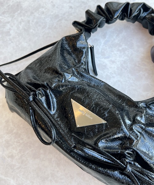 mily bilet（ミウィビレット）の「【mily bilet】見た目以上の収納力。クラッキングエナメル２WAYドロストハンドルリボンデザインハンドバック（ハンドバッグ・レディース・ブラック/アイボリー/シルバー・ONE SIZE）」の16枚目の写真