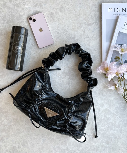 mily bilet（ミウィビレット）の「【mily bilet】見た目以上の収納力。クラッキングエナメル２WAYドロストハンドルリボンデザインハンドバック（ハンドバッグ・レディース・ブラック/アイボリー/シルバー・ONE SIZE）」の14枚目の写真