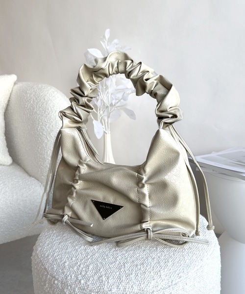 mily bilet（ミウィビレット）の「【mily bilet】見た目以上の収納力。クラッキングエナメル２WAYドロストハンドルリボンデザインハンドバック（ハンドバッグ・レディース・ブラック/アイボリー/シルバー・ONE SIZE）」の9枚目の写真