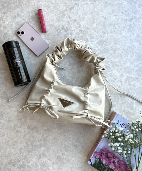 mily bilet（ミウィビレット）の「【mily bilet】見た目以上の収納力。クラッキングエナメル２WAYドロストハンドルリボンデザインハンドバック（ハンドバッグ・レディース・ブラック/アイボリー/シルバー・ONE SIZE）」の8枚目の写真