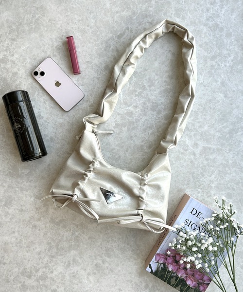 mily bilet（ミウィビレット）の「【mily bilet】見た目以上の収納力。クラッキングエナメル２WAYドロストハンドルリボンデザインハンドバック（ハンドバッグ・レディース・ブラック/アイボリー/シルバー・ONE SIZE）」の10枚目の写真