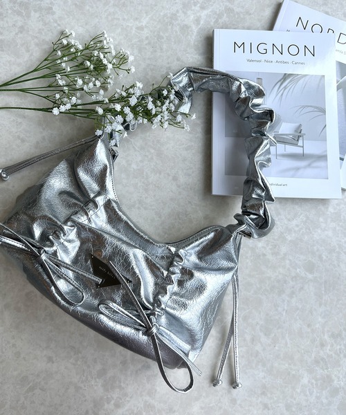 mily bilet（ミウィビレット）の「【mily bilet】見た目以上の収納力。クラッキングエナメル２WAYドロストハンドルリボンデザインハンドバック（ハンドバッグ・レディース・ブラック/アイボリー/シルバー・ONE SIZE）」の7枚目の写真