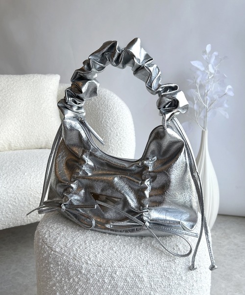 mily bilet（ミウィビレット）の「【mily bilet】見た目以上の収納力。クラッキングエナメル２WAYドロストハンドルリボンデザインハンドバック（ハンドバッグ・レディース・ブラック/アイボリー/シルバー・ONE SIZE）」の6枚目の写真