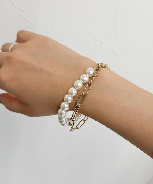 fredy emue（フレディエミュ）の「パール×チェーンブレス（ブレスレット・レディース・ゴールド/オフホワイト・FREE）」の4枚目の写真