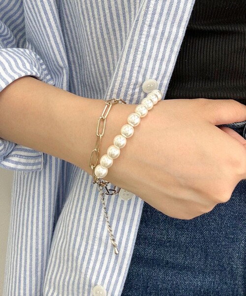 fredy emue（フレディエミュ）の「パール×チェーンブレス（ブレスレット・レディース・ゴールド/オフホワイト・FREE）」の6枚目の写真