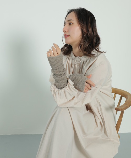 emesuelee(エメスーリー)の「ウール混 2way ハンドウォーマー(アームカバー・レディース・モカ/ナチュラル/チャコールグレー・フリー)」の16枚目の写真