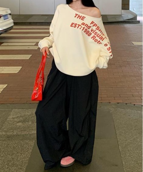 lilful（リルフル）の「レタリングロゴ ワンショルダー 肌見せ オーバーサイズスウェット（スウェット・レディース・アイボリー/グレー・M/L）」の3枚目の写真