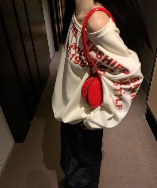 lilful（リルフル）の「レタリングロゴ ワンショルダー 肌見せ オーバーサイズスウェット（スウェット・レディース・アイボリー/グレー・M/L）」の4枚目の写真