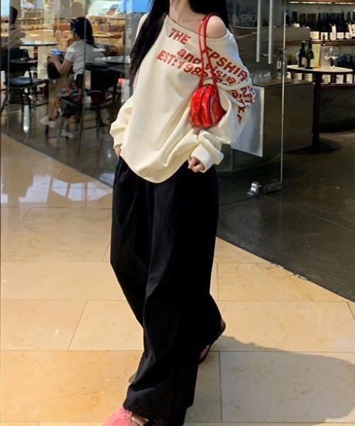 lilful（リルフル）の「レタリングロゴ ワンショルダー 肌見せ オーバーサイズスウェット（スウェット・レディース・アイボリー/グレー・M/L）」の5枚目の写真