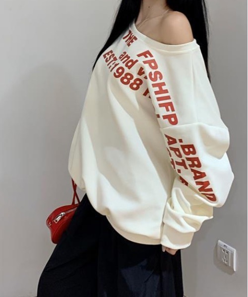 lilful（リルフル）の「レタリングロゴ ワンショルダー 肌見せ オーバーサイズスウェット（スウェット・レディース・アイボリー/グレー・M/L）」の6枚目の写真