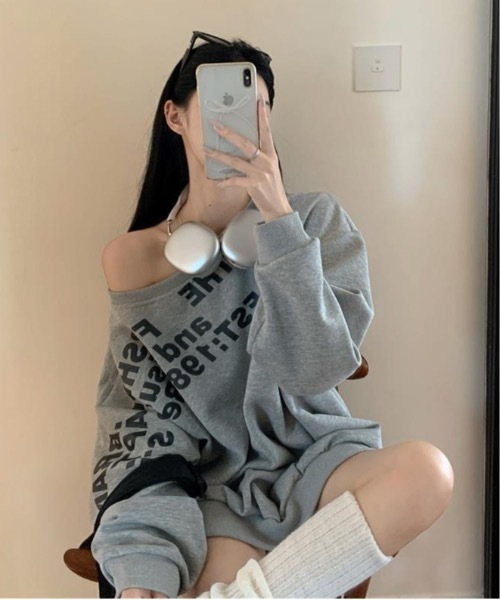 lilful（リルフル）の「レタリングロゴ ワンショルダー 肌見せ オーバーサイズスウェット（スウェット・レディース・アイボリー/グレー・M/L）」の7枚目の写真