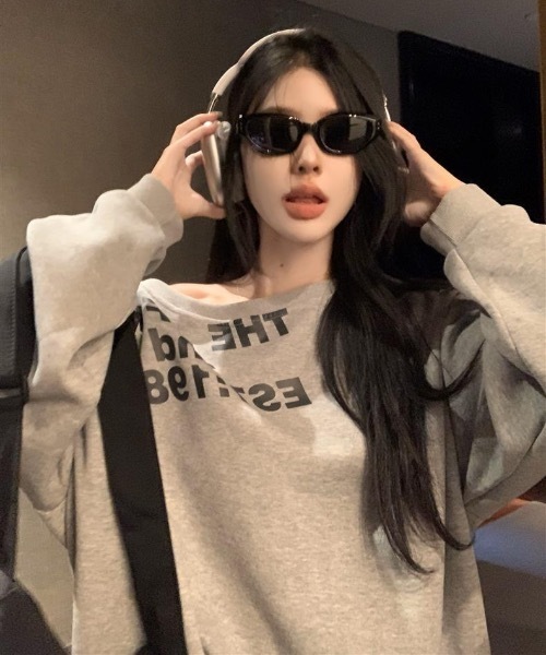 lilful（リルフル）の「レタリングロゴ ワンショルダー 肌見せ オーバーサイズスウェット（スウェット・レディース・アイボリー/グレー・M/L）」の8枚目の写真