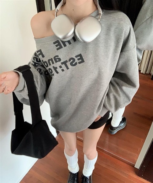 lilful（リルフル）の「レタリングロゴ ワンショルダー 肌見せ オーバーサイズスウェット（スウェット・レディース・アイボリー/グレー・M/L）」の9枚目の写真