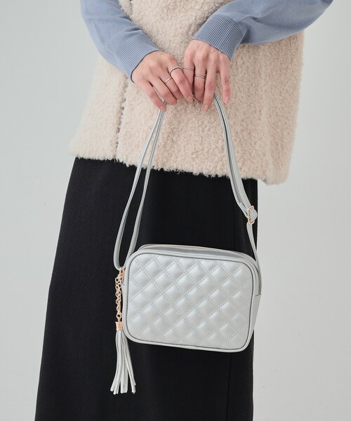 SHOO・LA・RUE（シューラルー）の「◆タッセル付きキルトショルダーバッグ（ショルダーバッグ・レディース・シルバー/ワインレッド/ベージュ/ブラック・00）」の5枚目の写真