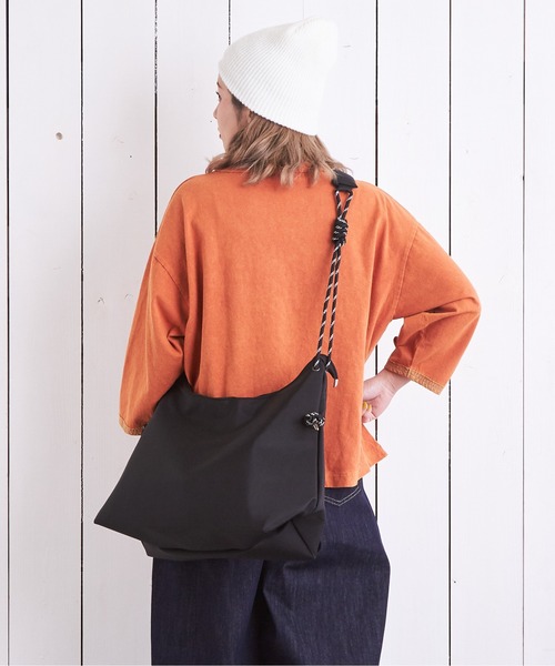 CUBE SUGAR(キューブシュガー)の「ナイロン2WAYショルダーバッグ(ショルダーバッグ・レディース・ナチュラル/ブラック・M)」の4枚目の写真