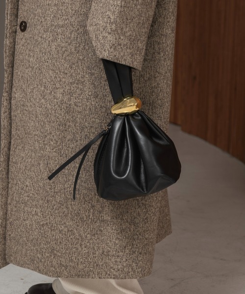 lawgy（ラウジー）の「accent point one handle gather bag / アクセントポイントワンハンドルギャザーバッグ（ショルダーバッグ・レディース・ボルドー/ブラック・FREE）」の7枚目の写真