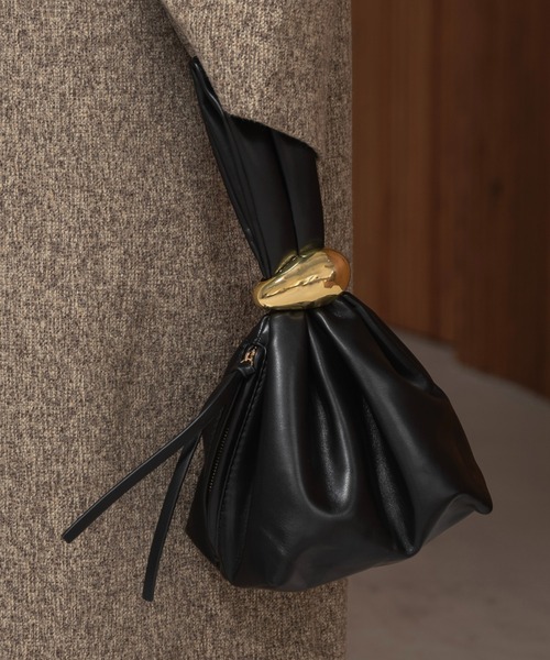 lawgy（ラウジー）の「accent point one handle gather bag / アクセントポイントワンハンドルギャザーバッグ（ショルダーバッグ・レディース・ボルドー/ブラック・FREE）」の6枚目の写真