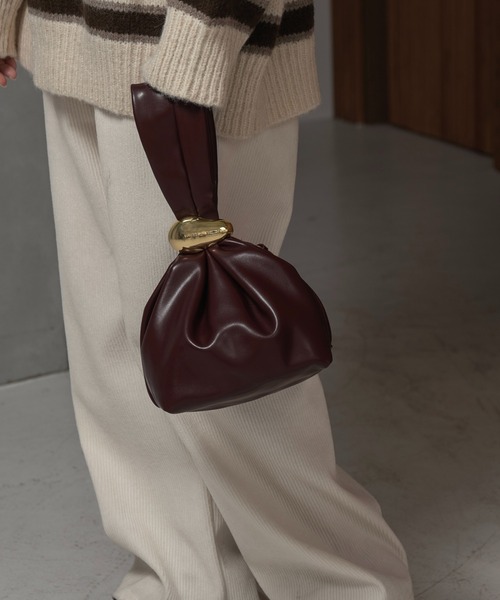 lawgy（ラウジー）の「accent point one handle gather bag / アクセントポイントワンハンドルギャザーバッグ（ショルダーバッグ・レディース・ボルドー/ブラック・FREE）」の5枚目の写真