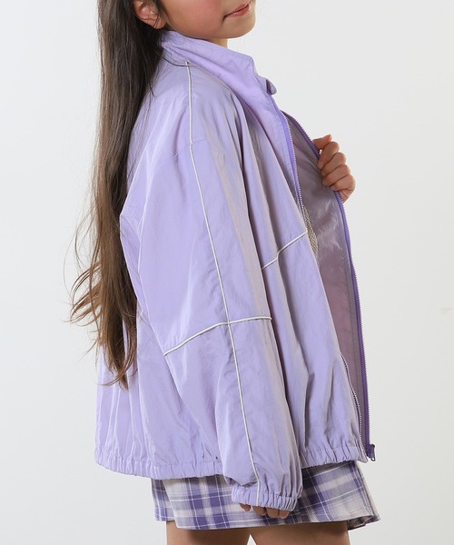 SHOO・LA・RUE（シューラルー）の「【100-150cm/洗える/男女兼用】スタンドカラー パイピングブルゾン（ブルゾン・キッズ・ブラック/パープル/ベージュ・11/10/12/15 /13/14）」の5枚目の写真