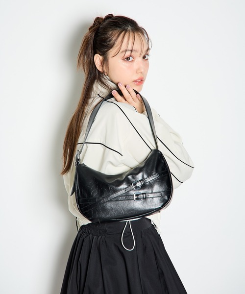 INGNI（イング）の「ベルト付きショルダーバッグ（ハンドバッグ・レディース・オフホワイト/ブラック・ONE SIZE）」の2枚目の写真