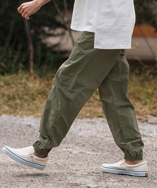 CAMBIO（カンビオ）の「mp13285-Garment Dye Nylon Pants ナイロンパンツ（その他パンツ・メンズ・スモーク/オリーブ・S/M/L）」の2枚目の写真