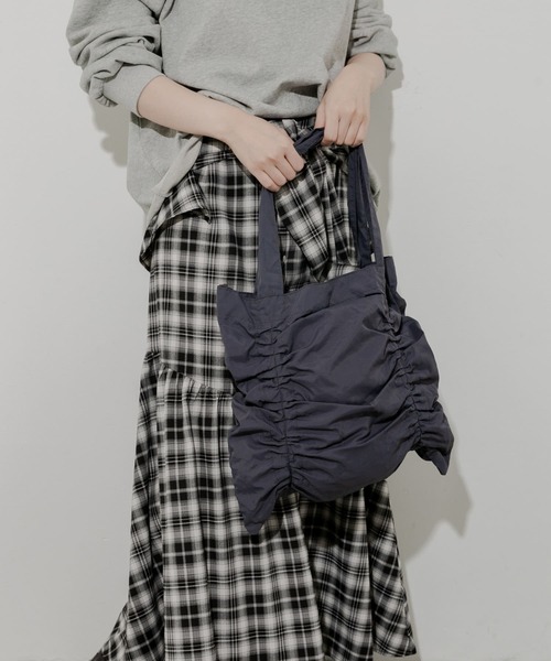 SMELLY（スメリー）の「ナイロンギャザートート（トートバッグ・レディース・チャコールグレー/ライトグレー・-）」の5枚目の写真