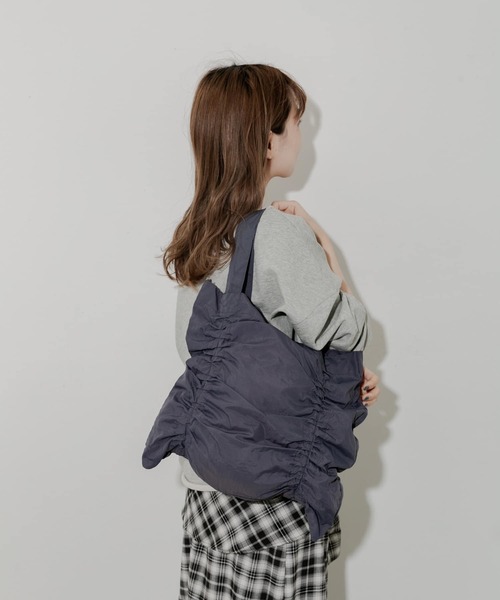 SMELLY（スメリー）の「ナイロンギャザートート（トートバッグ・レディース・チャコールグレー/ライトグレー・-）」の6枚目の写真