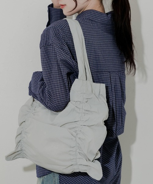 SMELLY（スメリー）の「ナイロンギャザートート（トートバッグ・レディース・チャコールグレー/ライトグレー・-）」の7枚目の写真