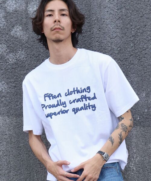 FFEIN(フェイン)の「【FFEIN(フェイン)】手書きロゴショート丈Tシャツ / Tシャツ クルーネック 半袖 プリント 手書きロゴ【短丈】(Tシャツ/カットソー・メンズ・ホワイト/ブルー/チャコール/アイボリー/モカ/その他1/レモンイエロー/ライトブルー・LARGE/MEDIUM/SMALL)」の2枚目の写真