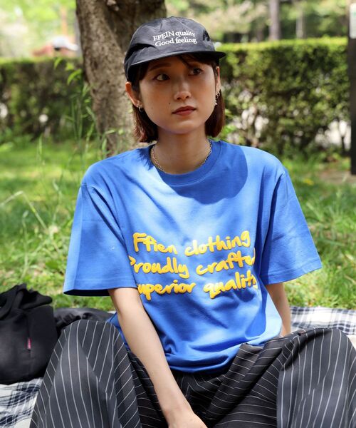 FFEIN(フェイン)の「【FFEIN(フェイン)】手書きロゴショート丈Tシャツ / Tシャツ クルーネック 半袖 プリント 手書きロゴ【短丈】(Tシャツ/カットソー・メンズ・ホワイト/ブルー/チャコール/アイボリー/モカ/その他1/レモンイエロー/ライトブルー・LARGE/MEDIUM/SMALL)」の1枚目の写真