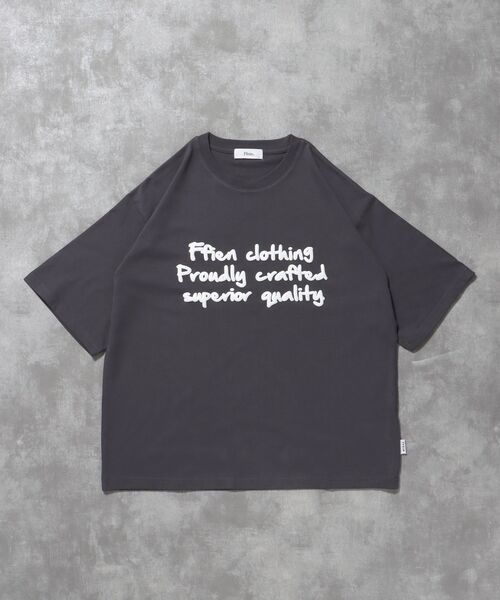 FFEIN(フェイン)の「【FFEIN(フェイン)】手書きロゴショート丈Tシャツ / Tシャツ クルーネック 半袖 プリント 手書きロゴ【短丈】(Tシャツ/カットソー・メンズ・ホワイト/ブルー/チャコール/アイボリー/モカ/その他1/レモンイエロー/ライトブルー・LARGE/MEDIUM/SMALL)」の4枚目の写真