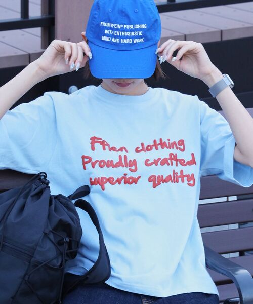 FFEIN(フェイン)の「【FFEIN(フェイン)】手書きロゴショート丈Tシャツ / Tシャツ クルーネック 半袖 プリント 手書きロゴ【短丈】(Tシャツ/カットソー・メンズ・ホワイト/ブルー/チャコール/アイボリー/モカ/その他1/レモンイエロー/ライトブルー・LARGE/MEDIUM/SMALL)」の6枚目の写真