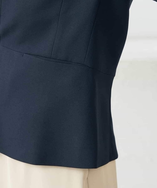 a.v.v（アーヴェヴェ）の「【洗える/ストレッチ/UVカット】麻調ストレッチキーネックジャケット（ノーカラージャケット・レディース・グレー/ネイビー/ベージュ・36/38/42/40/34）」の8枚目の写真