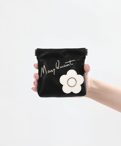 サインロゴデイジーパッチ バネクチポーチ（ポーチ）｜MARY QUANT