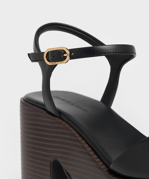 CHARLES & KEITH(チャールズ & キース)の「アンクルストラップ プラットフォームサンダル(サンダル・レディース・ホワイト/ブラック/ブラウン・23cm/22.5cm/25cm/24.5cm/23.5cm/26.5cm/25.5cm)」の6枚目の写真