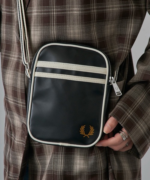FRED PERRY(フレッドペリー)の「【FRED PERRY】CLASSIC SMALL SIDE BAG L1179(ショルダーバッグ・レディース・ブラック・FREE)」の1枚目の写真