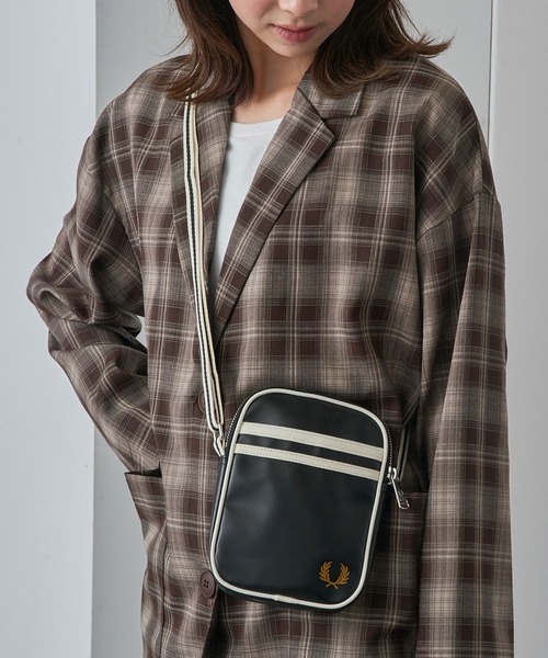 FRED PERRY(フレッドペリー)の「【FRED PERRY】CLASSIC SMALL SIDE BAG L1179(ショルダーバッグ・レディース・ブラック・FREE)」の8枚目の写真