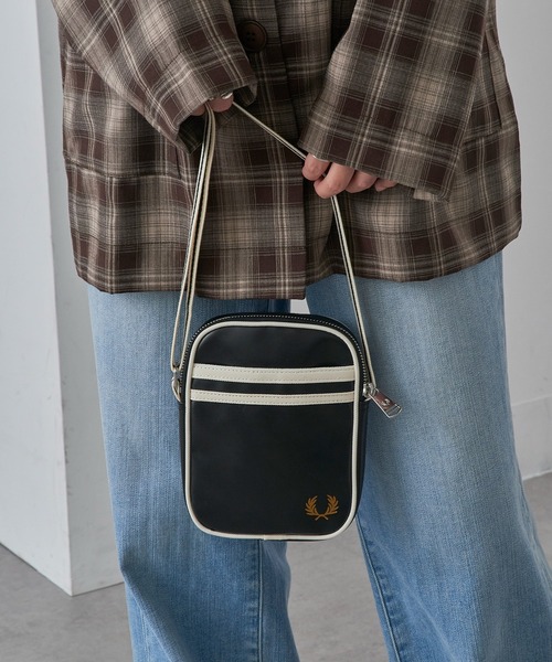 FRED PERRY(フレッドペリー)の「【FRED PERRY】CLASSIC SMALL SIDE BAG L1179(ショルダーバッグ・レディース・ブラック・FREE)」の5枚目の写真
