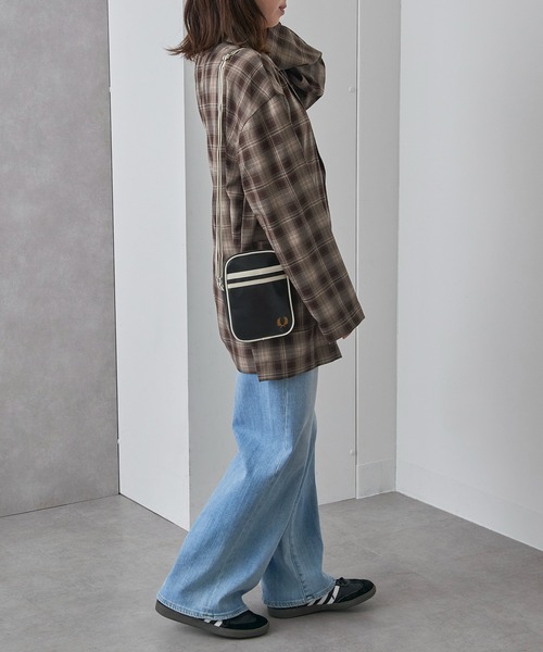 FRED PERRY(フレッドペリー)の「【FRED PERRY】CLASSIC SMALL SIDE BAG L1179(ショルダーバッグ・レディース・ブラック・FREE)」の4枚目の写真