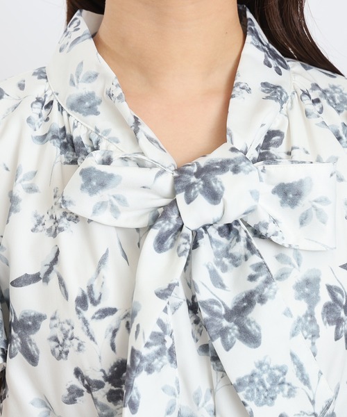 ASTORIA ODIER(アストリアオディール)の「リボンタイ花柄ワンピース(ワンピース・レディース・ブルー/ライトグレー・SMALL/MEDIUM)」の6枚目の写真