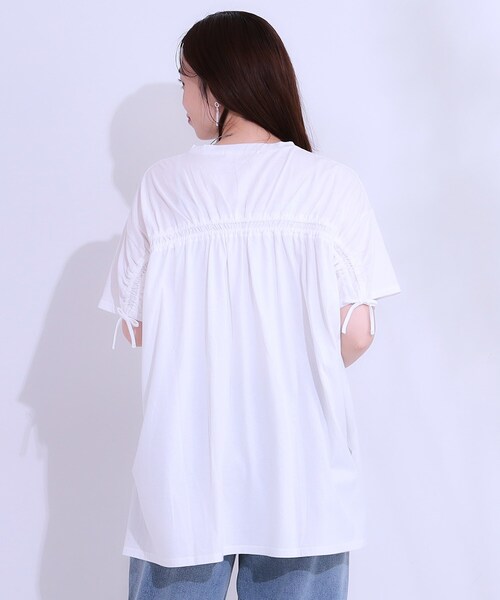 Cutie Blonde(キューティーブロンド)の「ヒップが隠せる バックシャーリング チュニックTシャツ(チュニック・レディース・ブラック/ブルー系その他/ホワイト・00)」の21枚目の写真