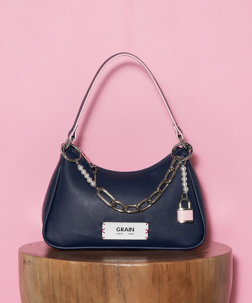 GRAIN（グレイン）の「【GRAIN/グレイン】チャーム付きバイカラーハンドバッグ（トートバッグ・レディース・イエロー/ネイビー/レッド・FREE）」の2枚目の写真