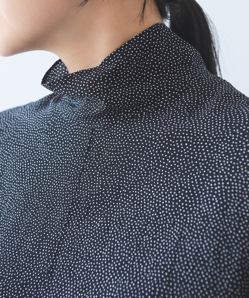 yuni(ユニ )の「dot print high neck ブラウス(シャツ/ブラウス・レディース・ブラック系その他2/ブラック系その他/ブラック系その他3・FREE)」の2枚目の写真