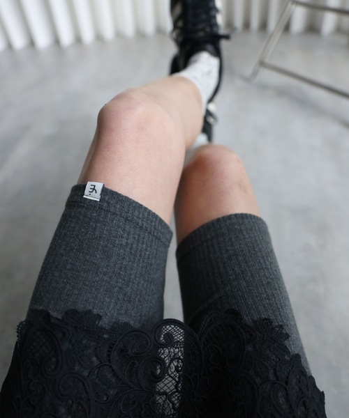 YENNA（イェンナ）の「【バイカーリブパンツ/ハーフレギンス】カプリパンツ / バミューダパンツ / ストレッチ素材（レギンス/スパッツ・レディース・ブラウン/グリーン/ブラック/ブルー/グレー/アイボリー・FREE）」の3枚目の写真