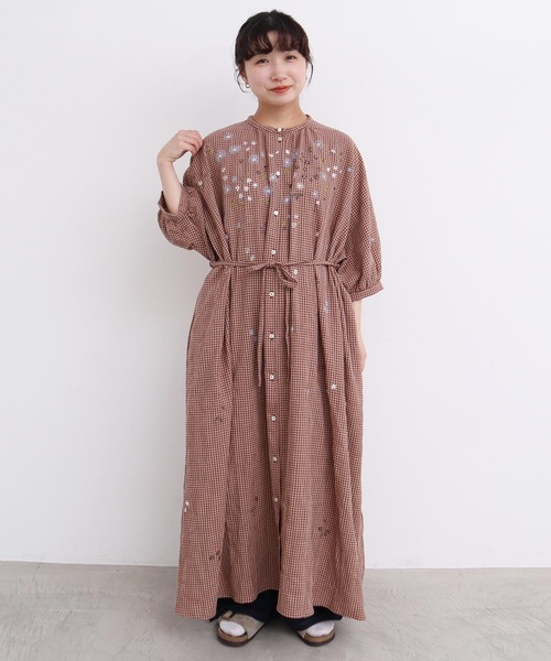 l'atelier du savon（アトリエドサボン）の「●お花スケッチ ファー刺繍 ワンピース（ワンピース・レディース・オフホワイト/ブラック/ブラウン・FREE）」の3枚目の写真