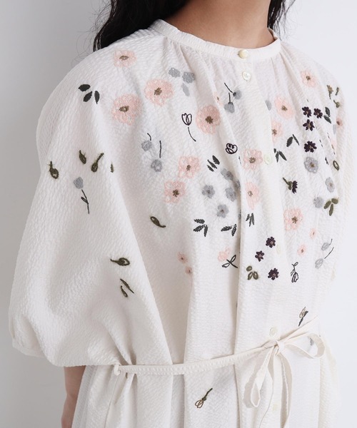 l'atelier du savon（アトリエドサボン）の「●お花スケッチ ファー刺繍 ワンピース（ワンピース・レディース・オフホワイト/ブラック/ブラウン・FREE）」の4枚目の写真